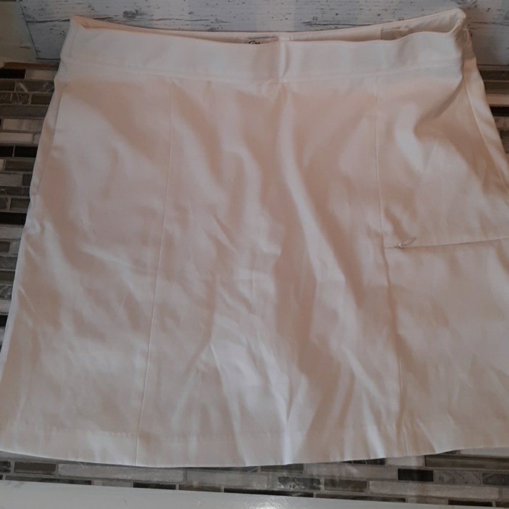 Greg Norman Perfect Fit 6 white skort